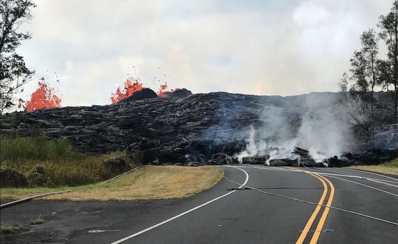Una fisura forma una barrera de magma en una carretera